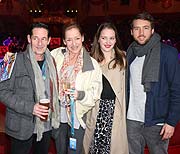 das Schauspielerehepaar Max Tidof (l.) und Lisa Seitz (2.v.l) bei der Premiere der 3. Winterspielzeit 2020 am 01.03.2020(©Foto: Martin Schmitz)
